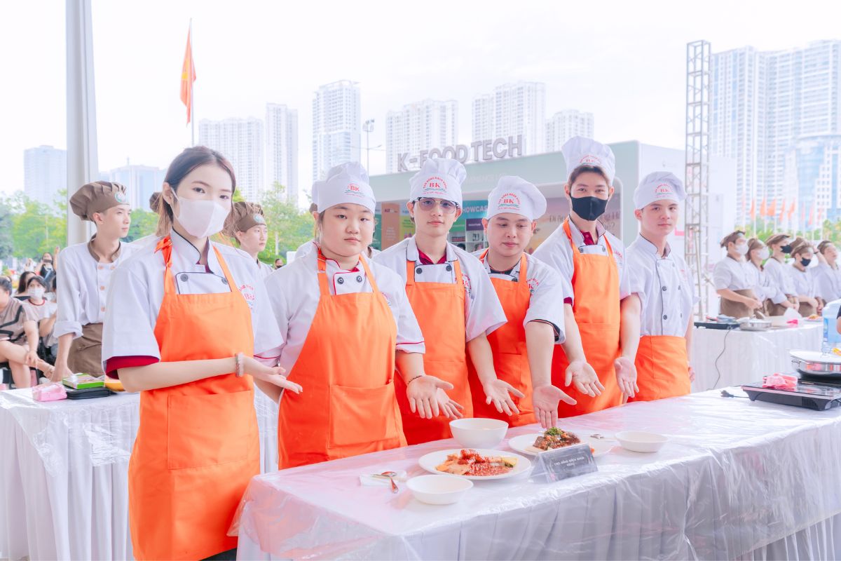 Sinh viên Trường Cao đẳng Bách Khoa ghi lại khoảnh khắc sau khi hoàn thành phần thi 