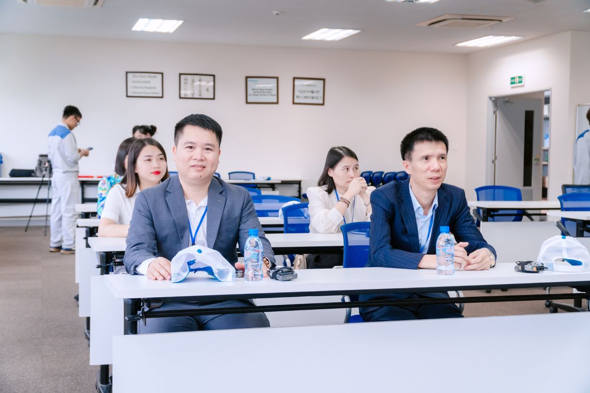 Thầy Nguyễn Văn Trường - Chủ tịch Hội đồng quản trị, kiêm Phó Hiệu trưởng và thầy Trần Văn Trung - Trưởng phòng Hỗ trợ doanh nghiệp và khởi nghiệp đại diện Trường Cao đẳng Bách Khoa tham dự buổi lễ Thầy Nguyễn Văn Trường - Chủ tịch Hội đồng quản trị, kiêm Phó Hiệu trưởng và thầy Trần Văn Trung - Trưởng phòng Hỗ trợ doanh nghiệp và khởi nghiệp đại diện Trường Cao đẳng Bách Khoa tham dự buổi lễ