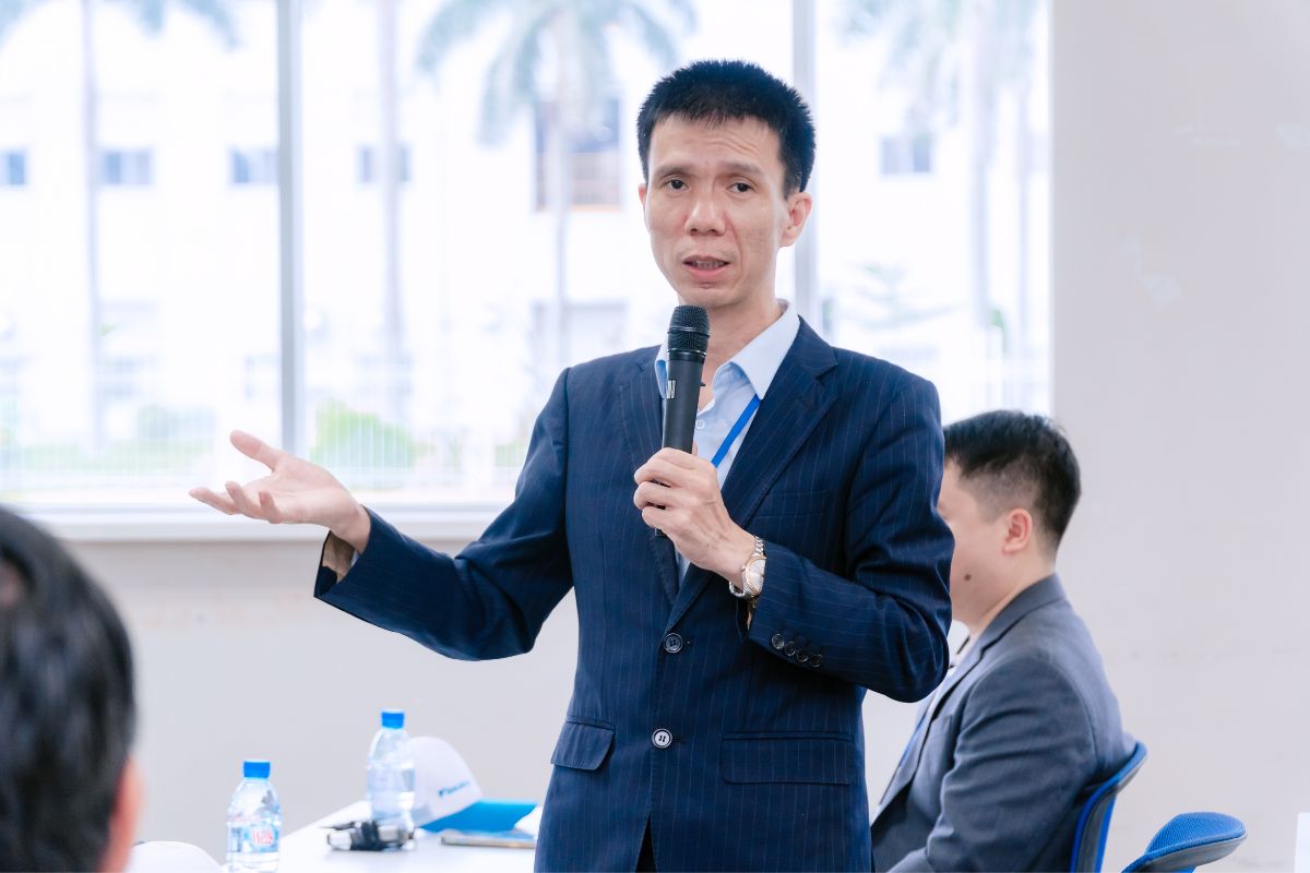 Thầy Nguyễn Văn Trường đại diện nhà trường phát biểu tại buổi lễ, nhấn mạnh những cơ hội mà chương trình hợp tác mang lại cho sinh viên Thầy Nguyễn Văn Trường đại diện nhà trường phát biểu tại buổi lễ, nhấn mạnh những cơ hội mà chương trình hợp tác mang lại cho sinh viên