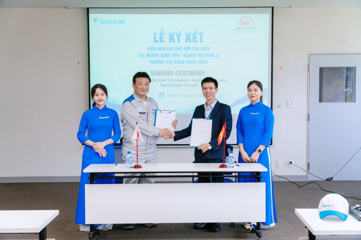 Đại diện hai bên chụp ảnh kỷ niệm văn bản ký kết Đại diện hai bên chụp ảnh kỷ niệm văn bản ký kết