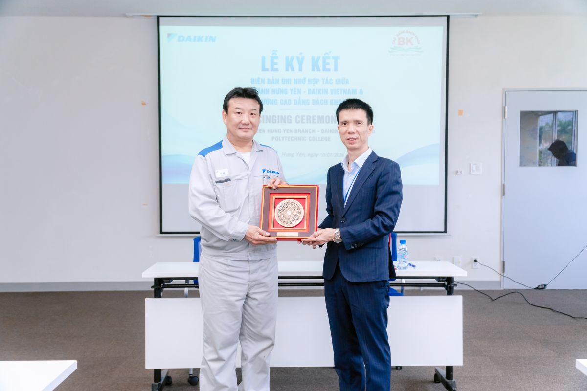 Đại diện nhà trường tặng quà kỷ niệm doanh nghiệp Đại diện nhà trường tặng quà kỷ niệm doanh nghiệp
