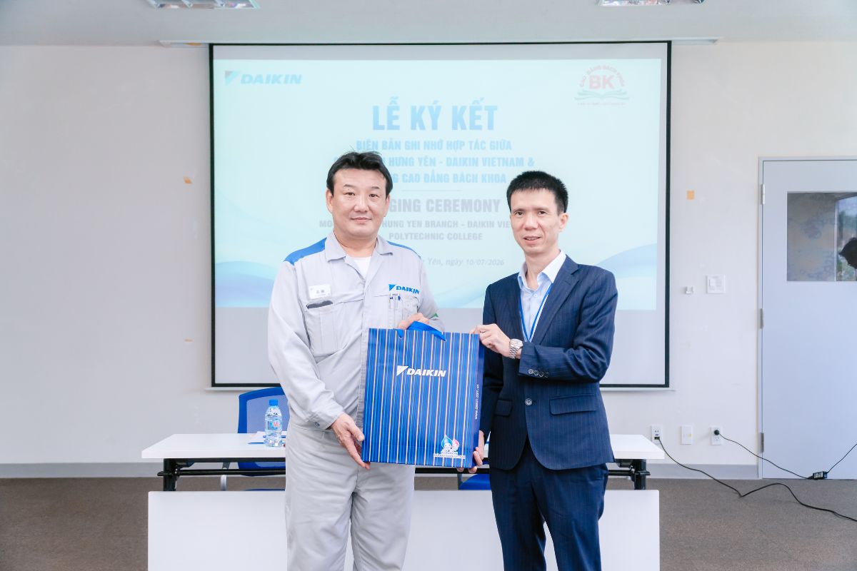 Đại diện doanh nghiệp tặng quà kỷ niệm nhà trường Đại diện doanh nghiệp tặng quà kỷ niệm nhà trường