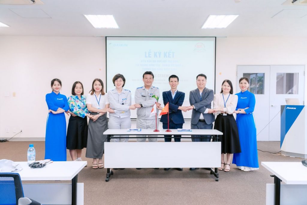 Đại diện hai bên chụp ảnh kỷ niệm sau buổi lễ