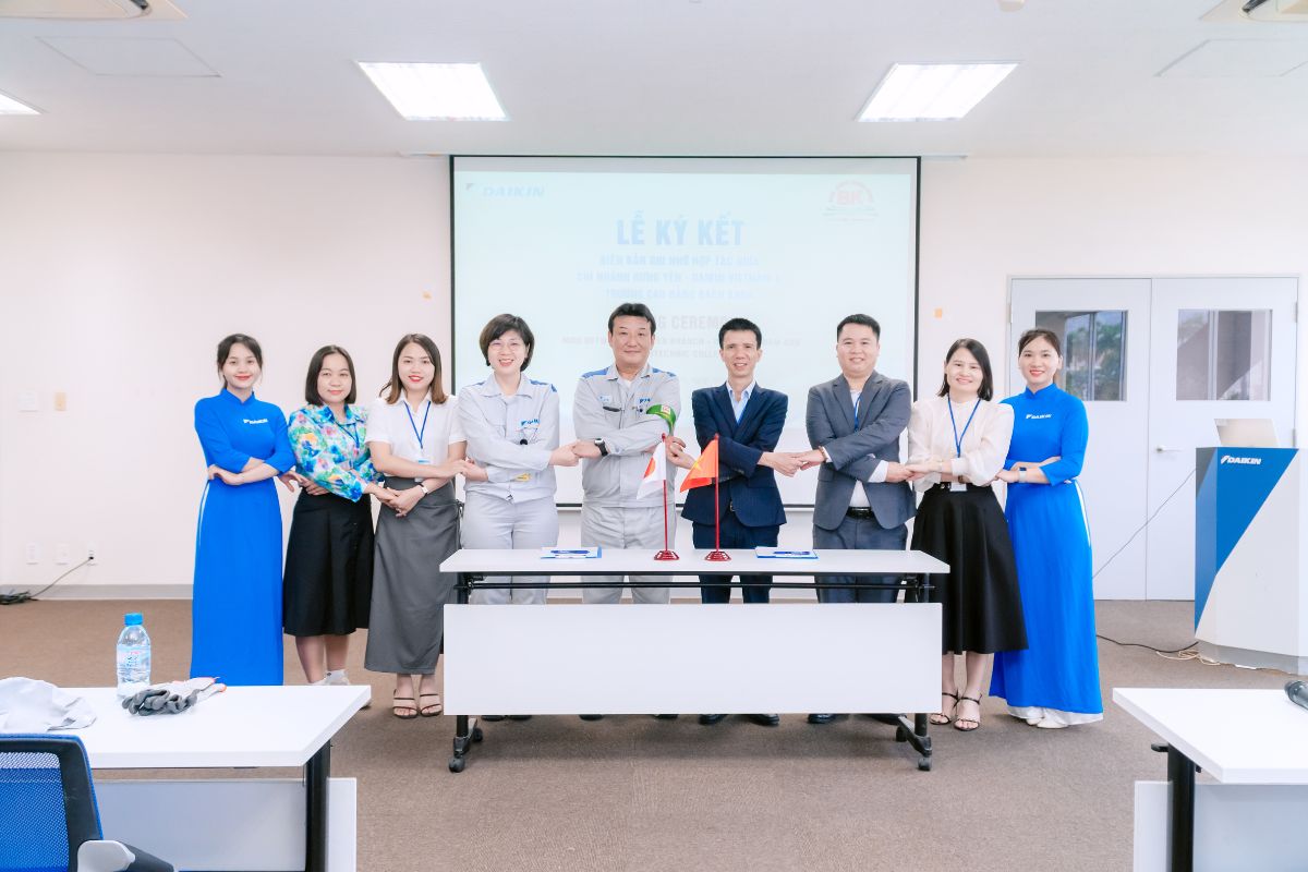 Đại diện hai bên chụp ảnh kỷ niệm sau buổi lễ Đại diện hai bên chụp ảnh kỷ niệm sau buổi lễ