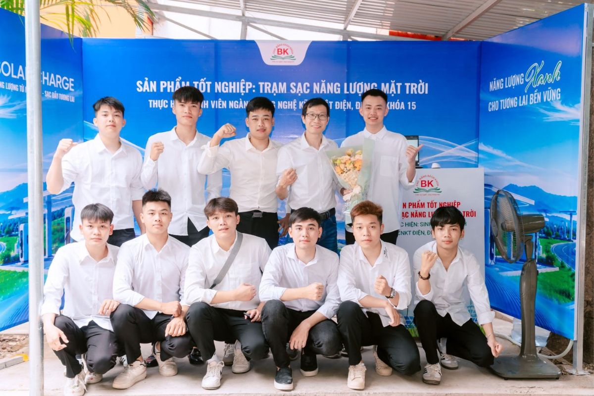 Đồ án tốt nghiệp “ Trạm sạc năng lượng mặt trời” với chủ đề Năng lượng xanh của sinh viên ngành Công nghệ kỹ thuật điện, điện tử Đồ án tốt nghiệp “ Trạm sạc năng lượng mặt trời” với chủ đề Năng lượng xanh của sinh viên ngành Công nghệ kỹ thuật điện, điện tử
