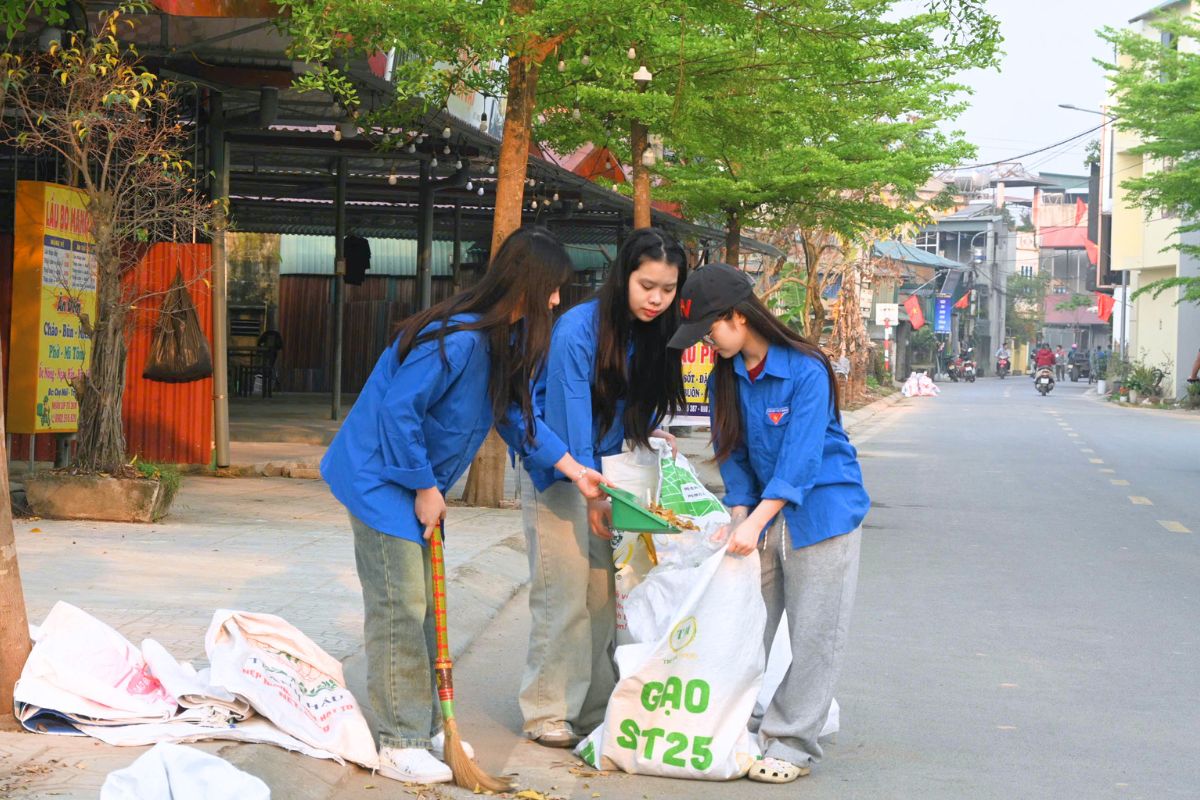 Sinh viên Trường Cao đẳng Bách Khoa tích cực tham gia các hoạt động, phong trào vì môi trường xanh - sạch - đẹp Sinh viên Trường Cao đẳng Bách Khoa tích cực tham gia các hoạt động, phong trào vì môi trường xanh - sạch - đẹp