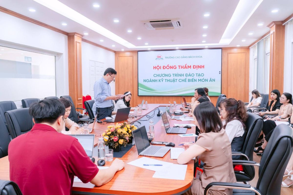 Đại diện doanh nghiệp phát biểu tại sự kiện Thẩm định chương trình đào tạo ngành Kỹ thuật chế biến món ăn