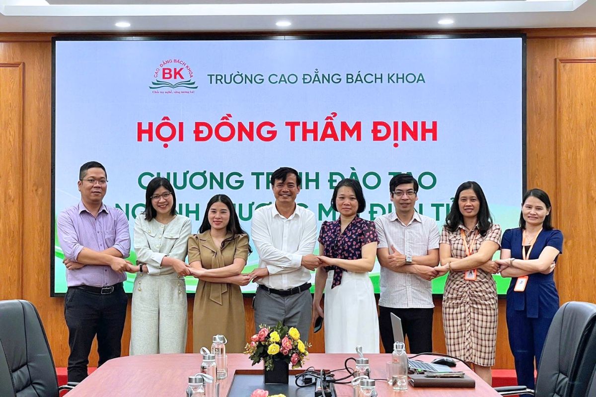 Sự kiện thẩm định chương trình đào tạo ngành Thương mại điện tử với sự góp mặt của đại diện doanh nghiệp Công ty Cổ phần Công nghệ Sen Đỏ, Công ty TNHH TIKI