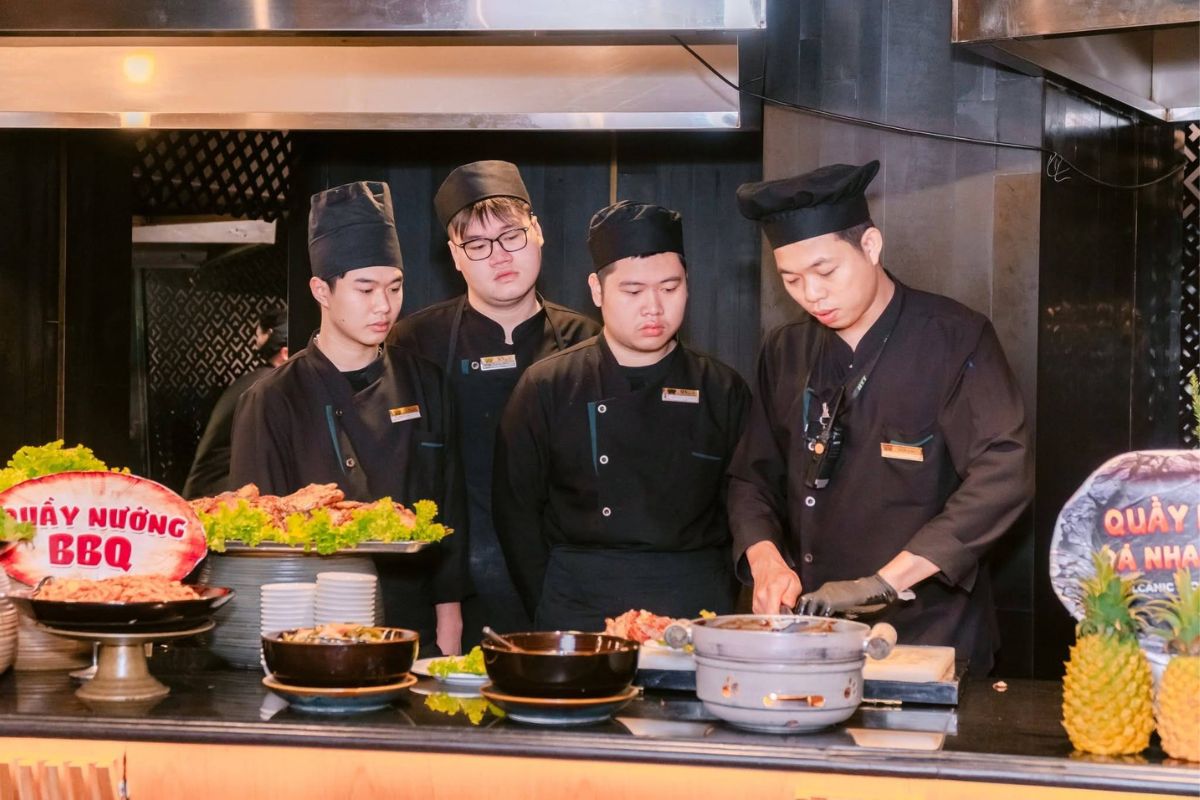 Trưởng bộ phận bếp tại Nhà hàng Sen Tây Hồ hướng dẫn thực hành cho sinh viên ngành Kỹ thuật chế biến món ăn