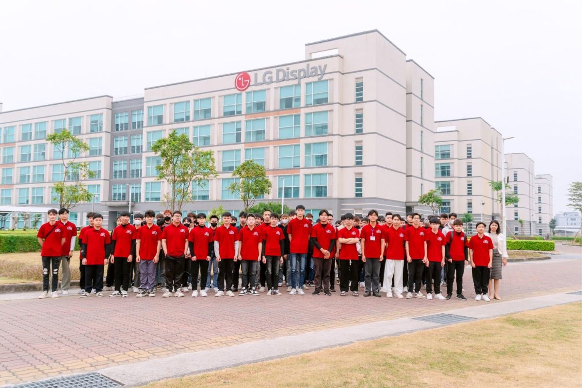 Sinh viên ngành Công nghệ Kỹ thuật điện, điện tử thực tập tại Công ty TNHH LG Display Việt Nam Hải Phòng