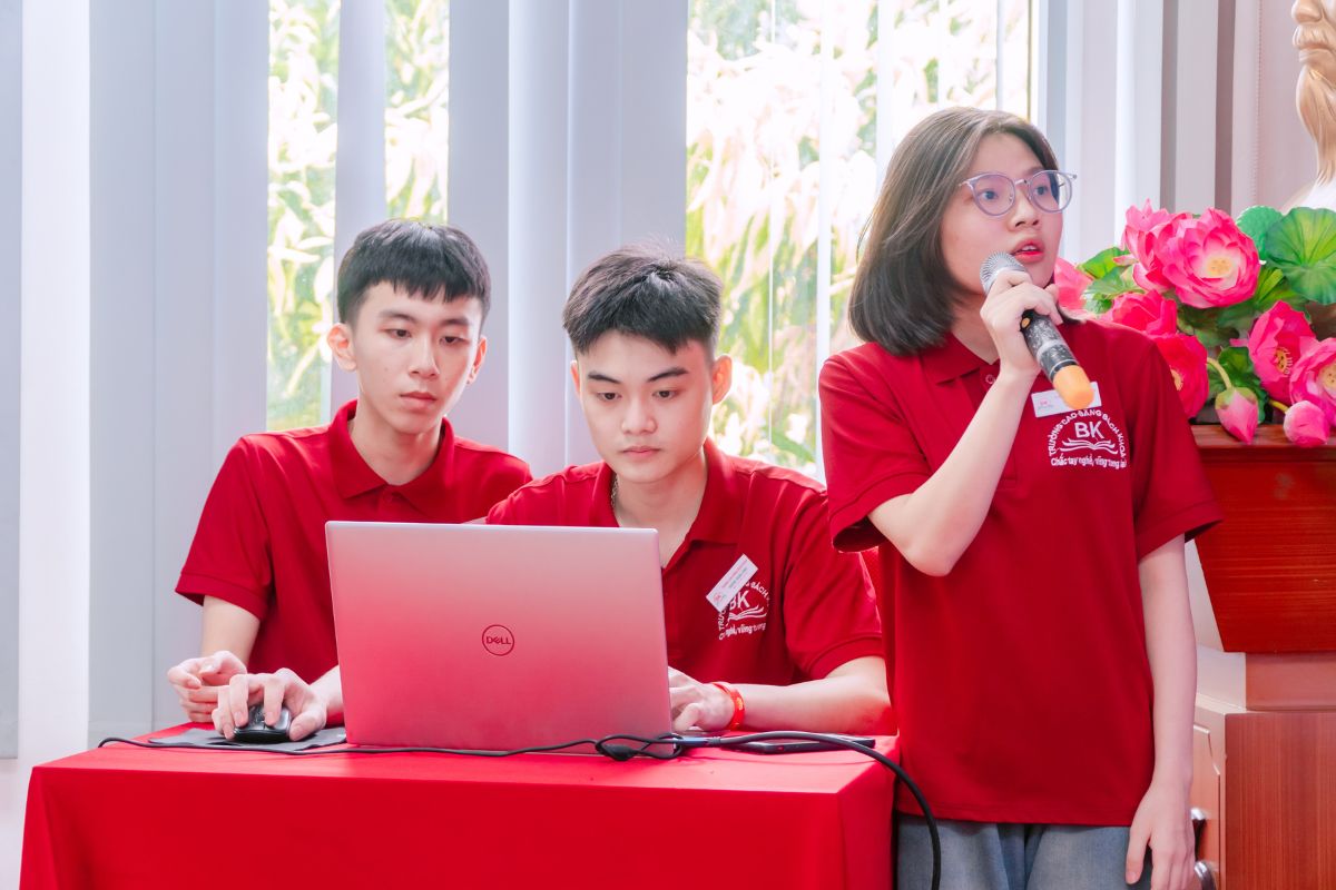 Lương Thị Thủy cùng đồng đội trong phần thi thuyết trình tại Hội thi kỹ năng nghề cấp trường 2025 - 2026