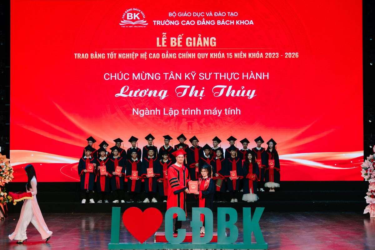Khoảnh khắc nhận bằng tốt nghiệp của nữ thủ khoa ngành Lập trình máy tính