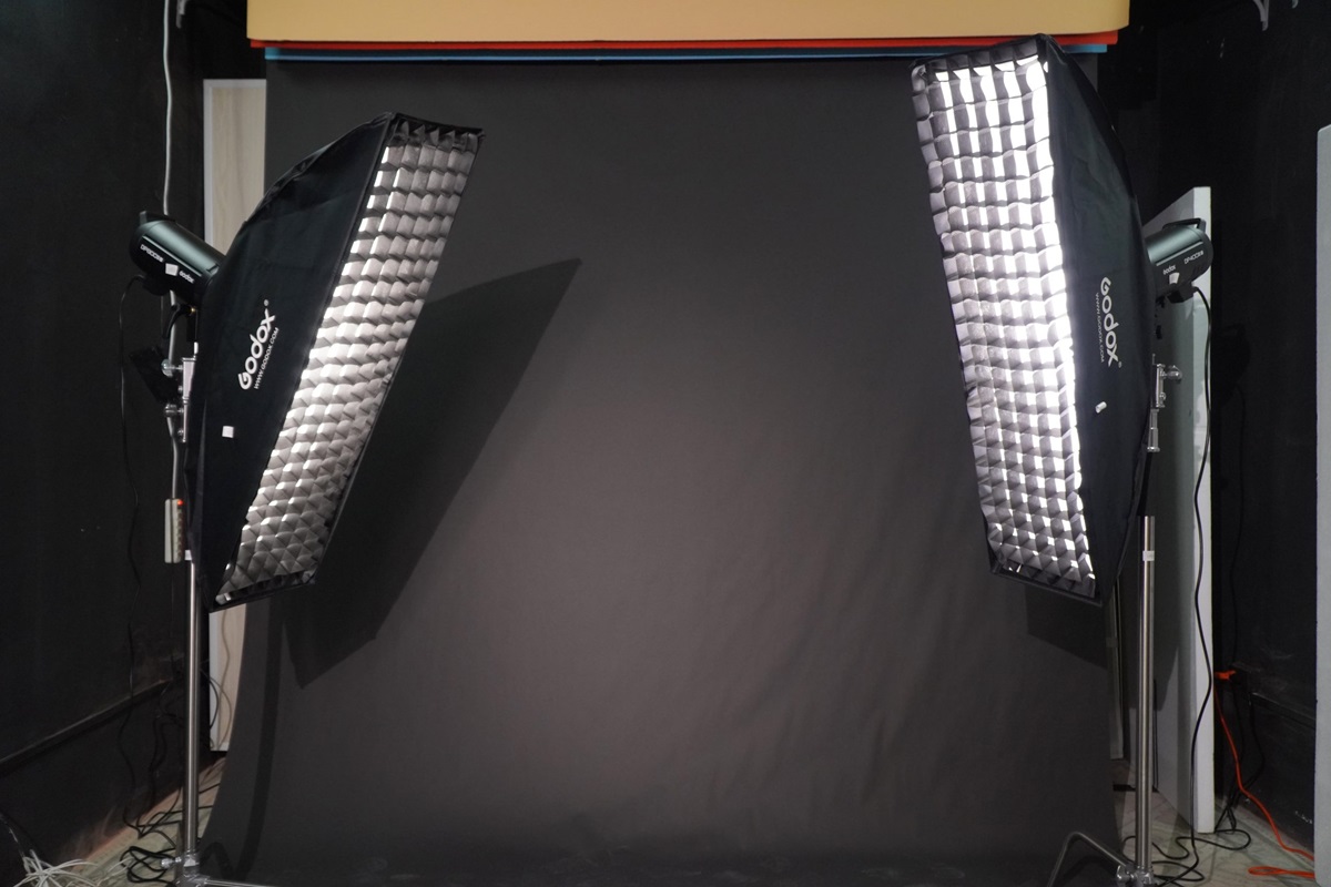 Sinh viên được học tập và thực hành trong studio nhiếp ảnh thực sự với các thiết bị máy ảnh, ống kính, đèn, … chuyên nghiệp