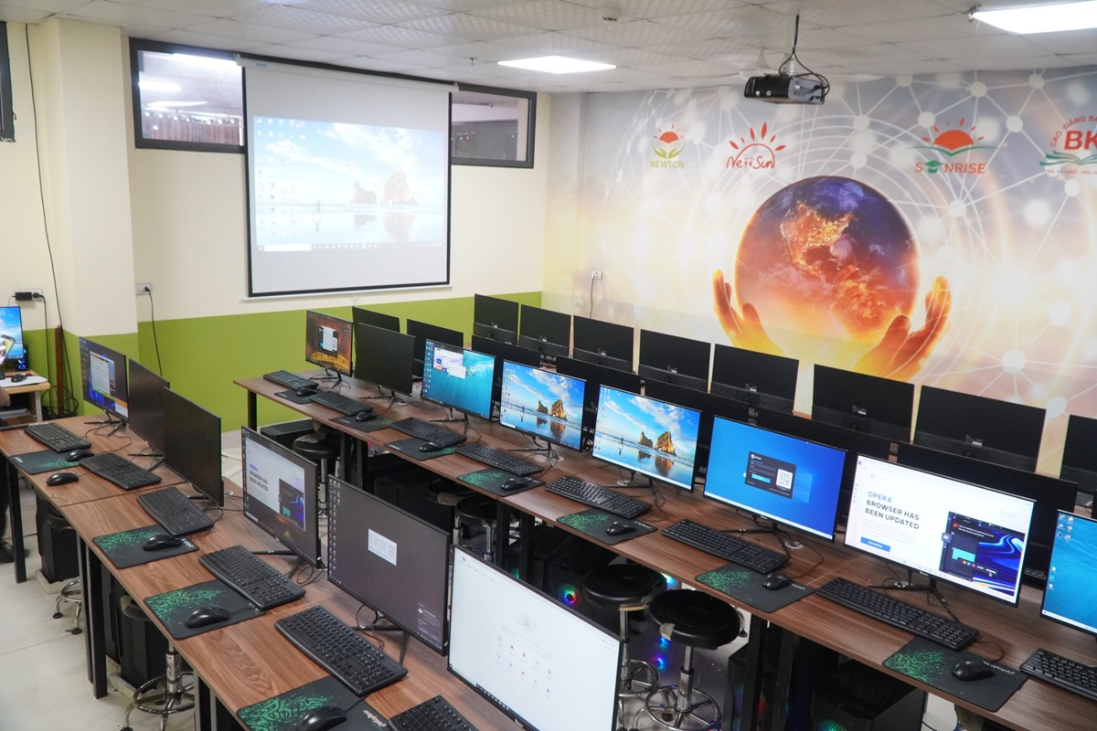 Hệ thống các phòng máy tính thực hành đầy đủ trang thiết bị, kết nối Internet đảm bảo cho hoạt động dạy và học đạt hiệu quả cao nhất