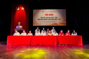 Đại diện các phòng ban ký cam kết thực hiện nhiệm vụ tại buổi lễ