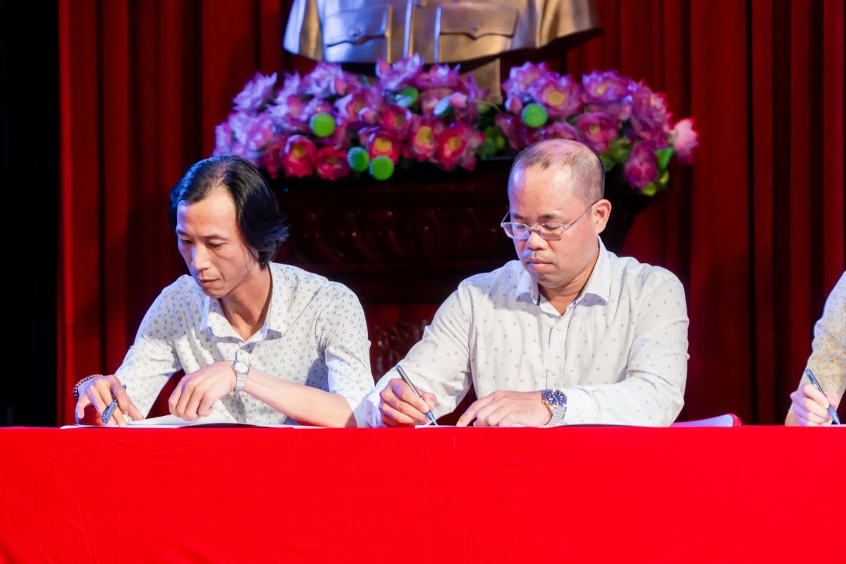 Đại diện Khoa Du lịch - nhà hàng - khách sạn và Khoa Marketing ký cam kết thực hiện nhiệm vụ