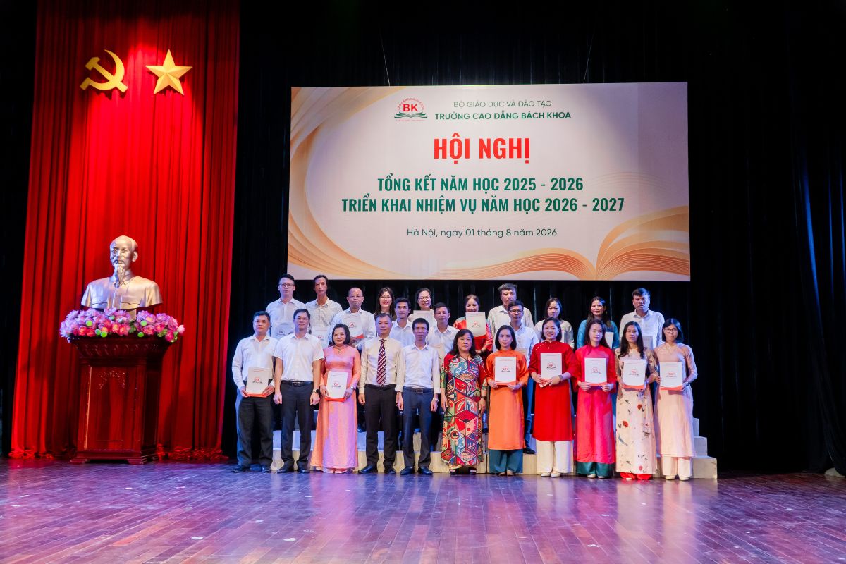 Đại diện các phòng, ban, khoa chụp ảnh cùng cam kết thực hiện nhiệm vụ tại buổi lễ