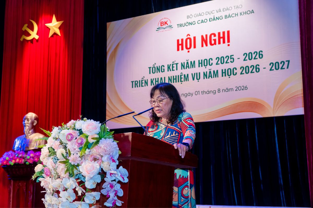 T.S Đinh Thị Dậu - Hiệu trưởng nhà trường phát biểu mở đầu Hội nghị Tổng kết năm học 2025 - 2026, Triển khai nhiệm vụ năm học 2026 - 2027