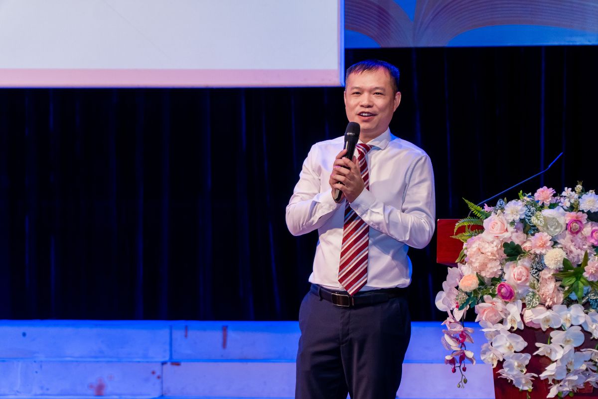 Thầy Nguyễn Thanh Mai - Phó Hiệu Trưởng nhà trường báo cáo tổng kết năm học 2025 - 2026