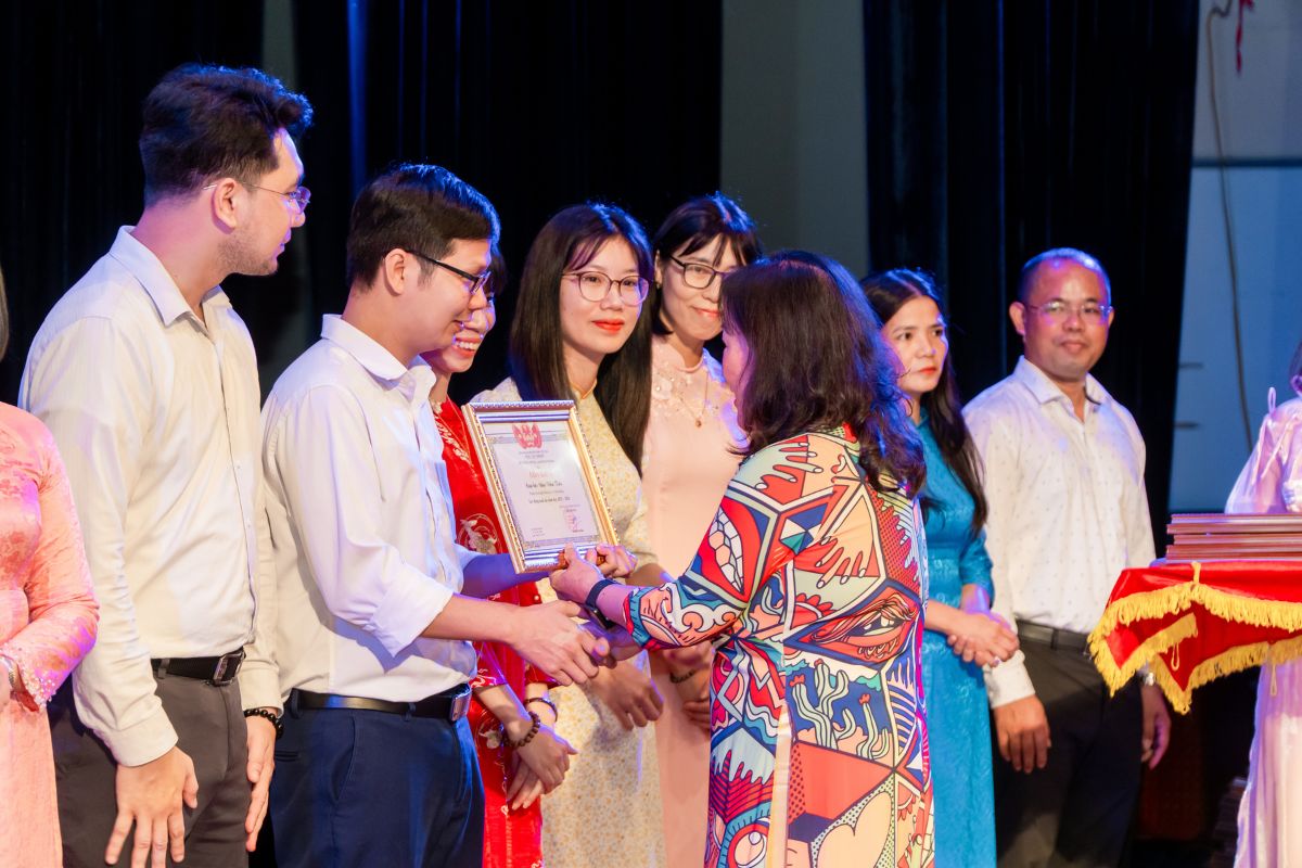 T.S Đinh Thị Dậu - Hiệu trưởng nhà trường trao bằng khen cho các cá nhân, đơn vị có thành tích xuất sắc trong năm học