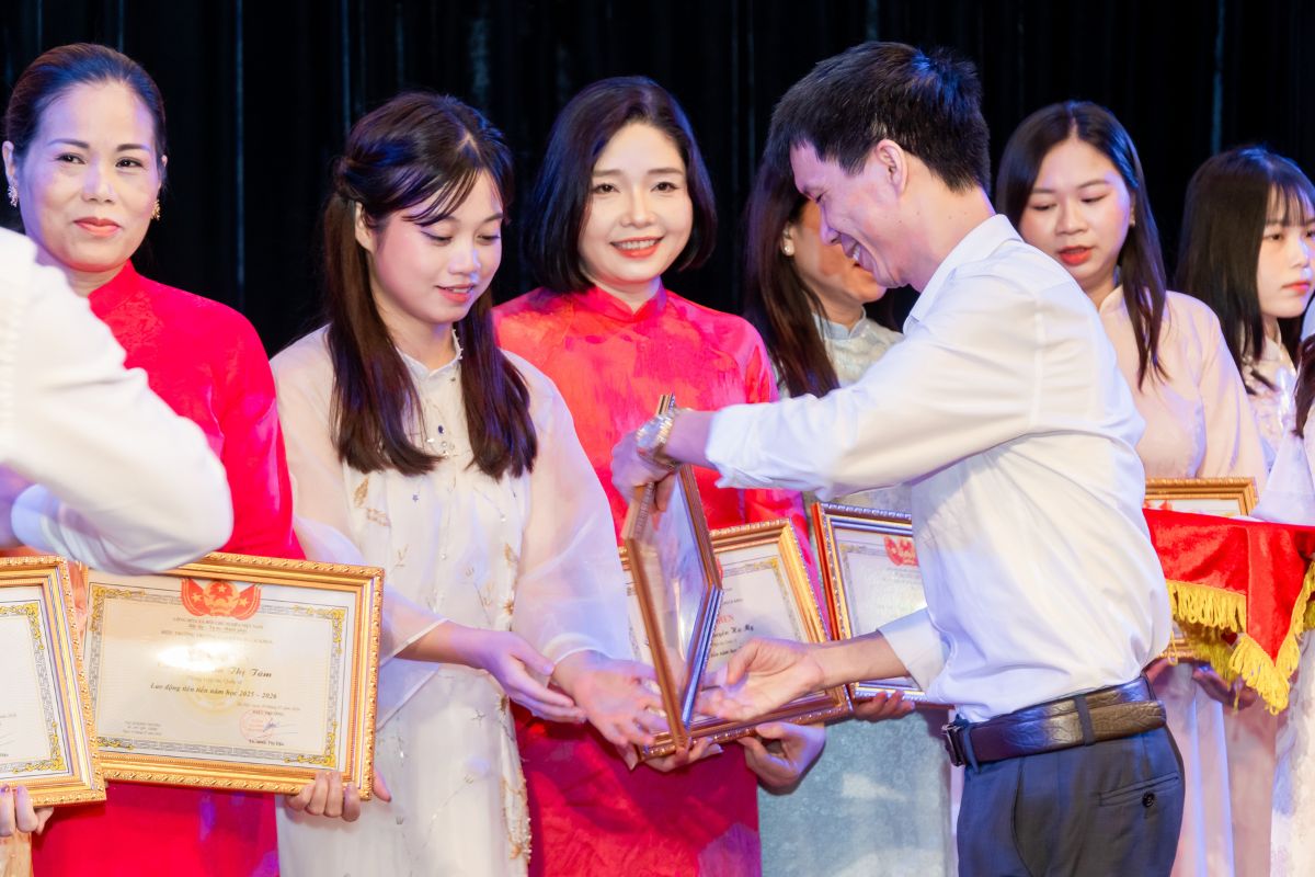 Thầy Nguyễn Văn Trường trao bằng khen cho các cá nhân, đơn vị có thành tích xuất sắc trong năm học