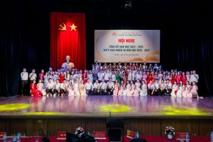 Tập thể cán bộ, giảng viên nhà trường chụp ảnh kỷ niệm sau hội nghị