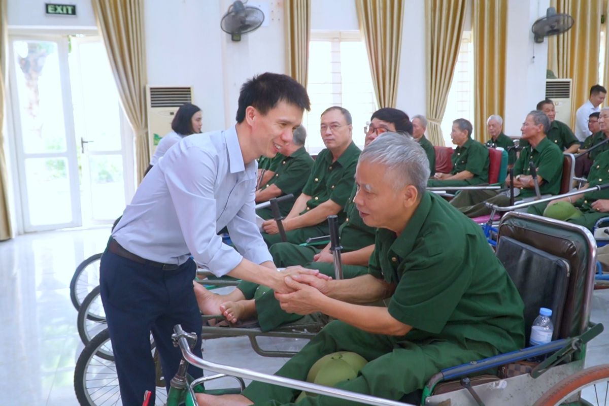 Thầy Nguyễn Văn Trường - Chủ tịch Hội đồng quản trị, Phó hiệu trưởng trường Cao đẳng Bách Khoa thăm hỏi các bác thương binh, bệnh binh tại Trung tâm Điều dưỡng Thương binh Thuận Thành (Bắc Ninh)