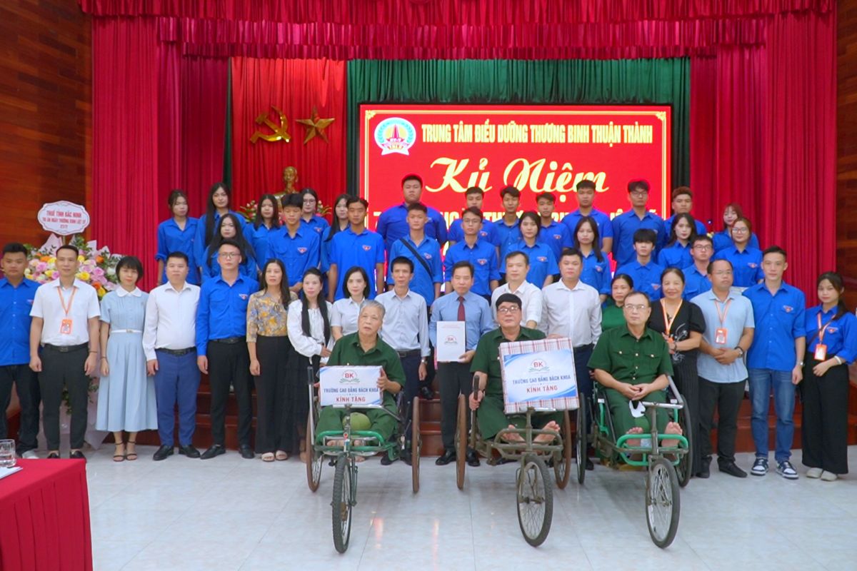 Tập thể Trường Cao đẳng Bách Khoa chụp ảnh kỷ niệm cùng các bác thương binh, bệnh binh tại trung tâm