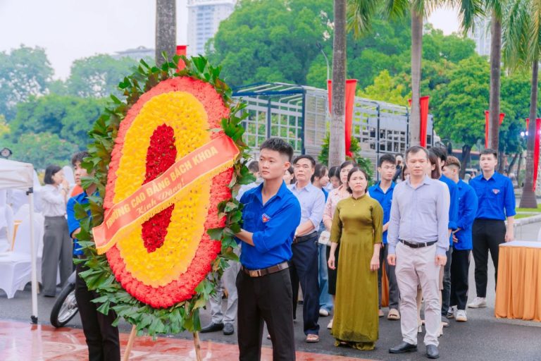 Đoàn công tác Trường Cao đẳng Bách Khoa dâng hoa tưởng niệm các anh hùng liệt sĩ tại Nghĩa trang Mai Dịch