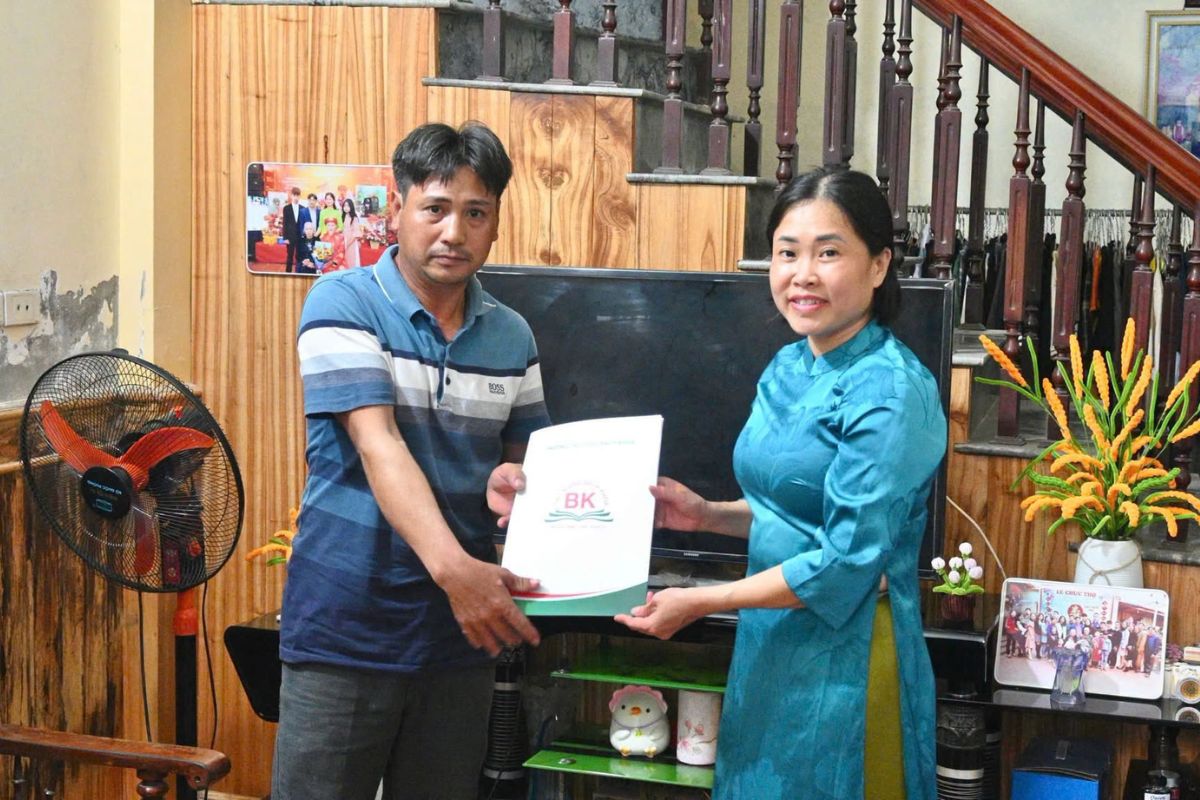 Cô Lại Thị Thúy Minh - Bí thư Chi bộ đại diện nhà trường tặng quà cho gia đình các sinh viên