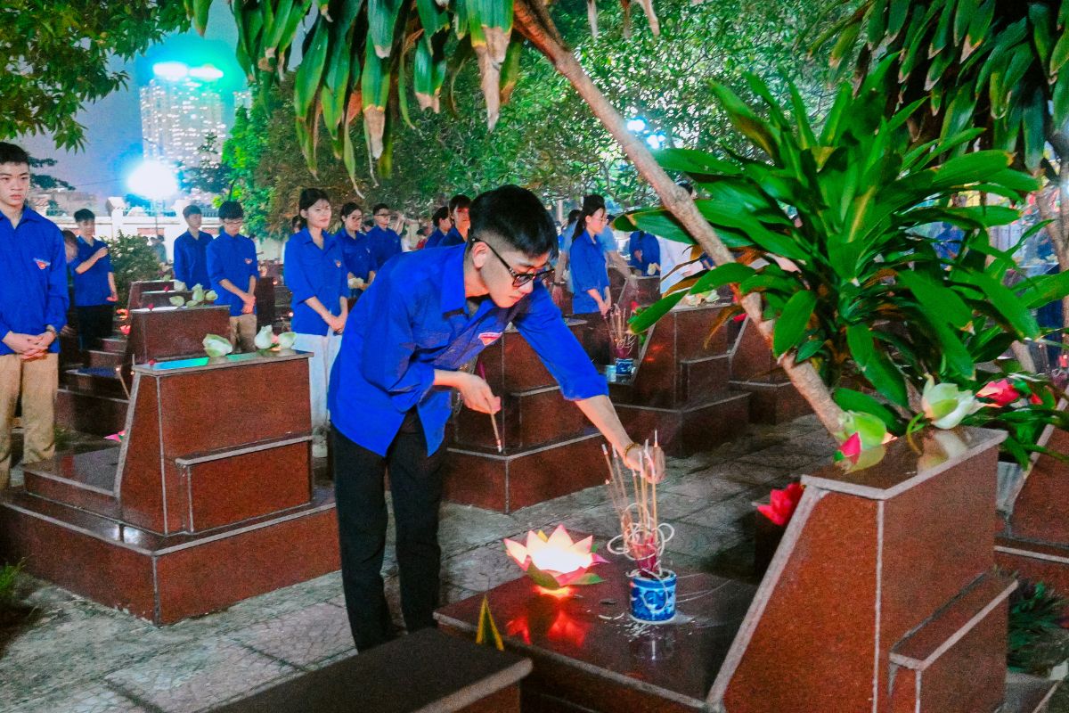 Sinh viên nhà trường thắp nến tưởng nhớ những anh hùng đã ngã xuống vì đất nước