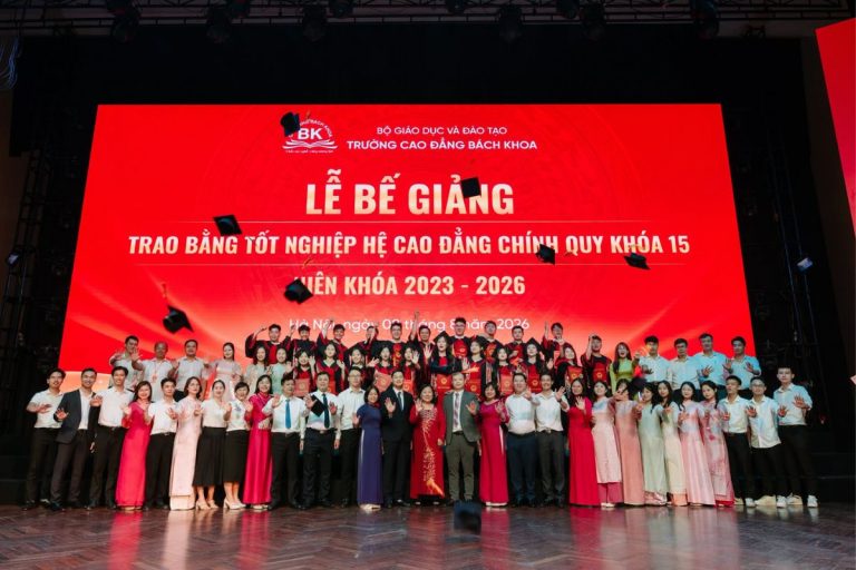 Thầy cô, sinh viên chụp ảnh kỷ niệm tại lễ bế giảng