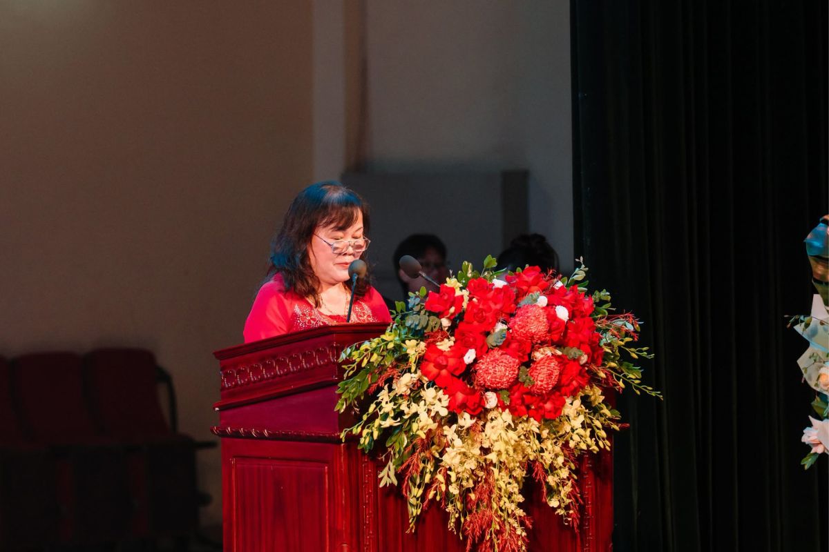 Tiến sĩ Đinh Thị Dậu - Hiệu trưởng nhà trường phát biểu chúc mừng các tân khoa Trường Cao đẳng Bách Khoa Tiến sĩ Đinh Thị Dậu - Hiệu trưởng nhà trường phát biểu chúc mừng các tân khoa Trường Cao đẳng Bách Khoa