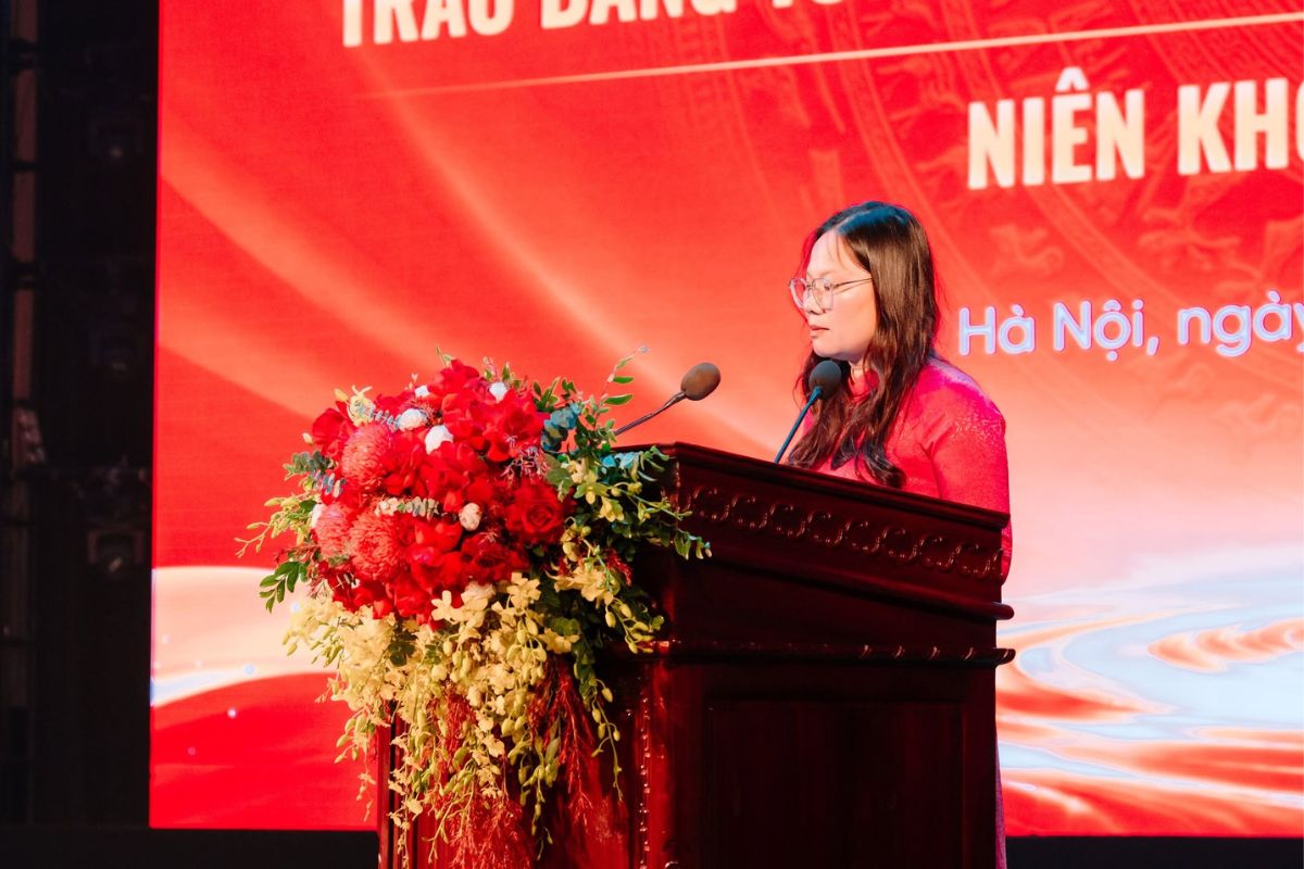 Cô Trần Thị Thanh Nhàn – Đại diện Phòng Quản lý Đào tạo lên sân khấu công bố Quyết định khen thưởng trong khoá học 15 Cô Trần Thị Thanh Nhàn – Đại diện Phòng Quản lý Đào tạo lên sân khấu công bố Quyết định khen thưởng trong khoá học 15