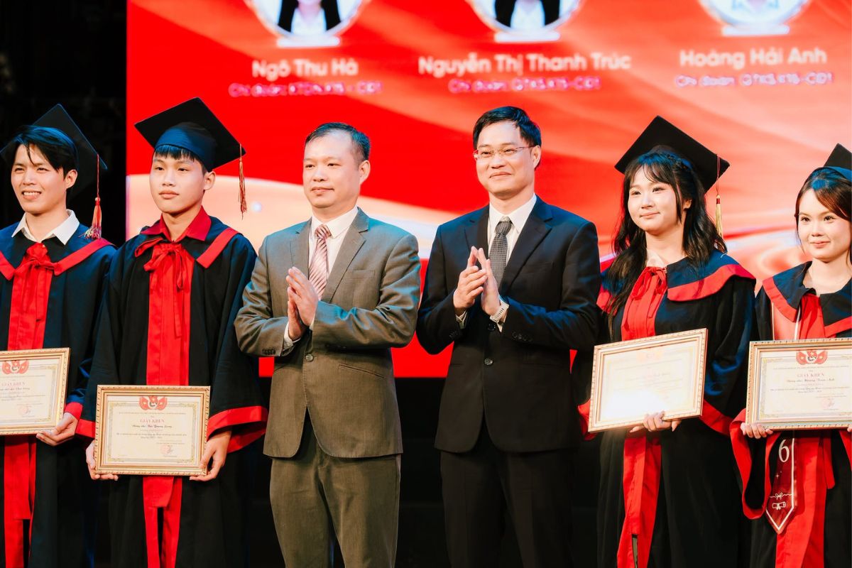 Thạc sĩ Nguyễn Thanh Mai - Phó hiệu trưởng nhà trường và Tiến sĩ Vũ Đình Dũng - Phó hiệu trưởng nhà trường trao bằng khen vinh danh các cá nhân có thành tích xuất sắc Thạc sĩ Nguyễn Thanh Mai - Phó hiệu trưởng nhà trường và Tiến sĩ Vũ Đình Dũng - Phó hiệu trưởng nhà trường trao bằng khen vinh danh các cá nhân có thành tích xuất sắc