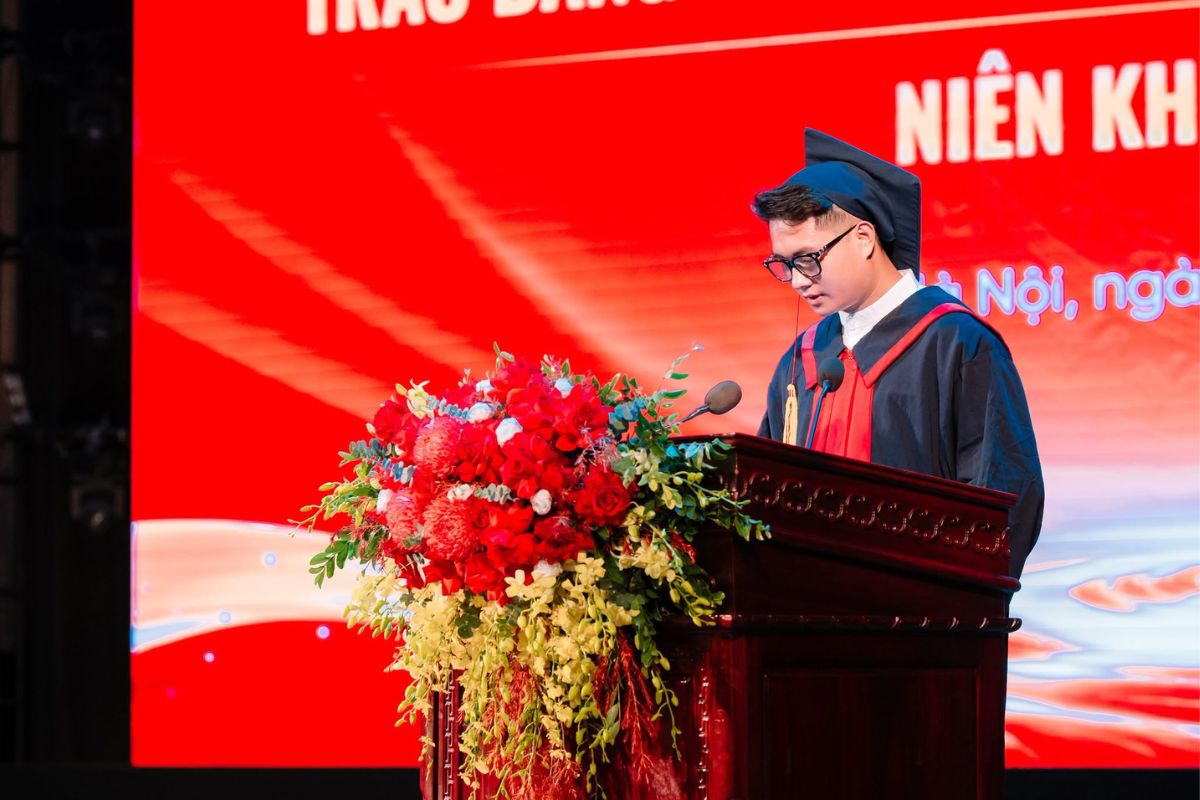 Đại diện sinh viên K15 phát biểu tri ân tại buổi lễ Đại diện sinh viên K15 phát biểu tri ân tại buổi lễ