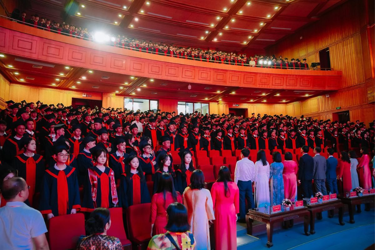 Toàn thể sinh viên k15 thực hiện nghi thức cúi đầu tri ân bố mẹ, thầy cô, những người đã đồng hành trong suốt chặng đường học tập Toàn thể sinh viên k15 thực hiện nghi thức cúi đầu tri ân bố mẹ, thầy cô, những người đã đồng hành trong suốt chặng đường học tập