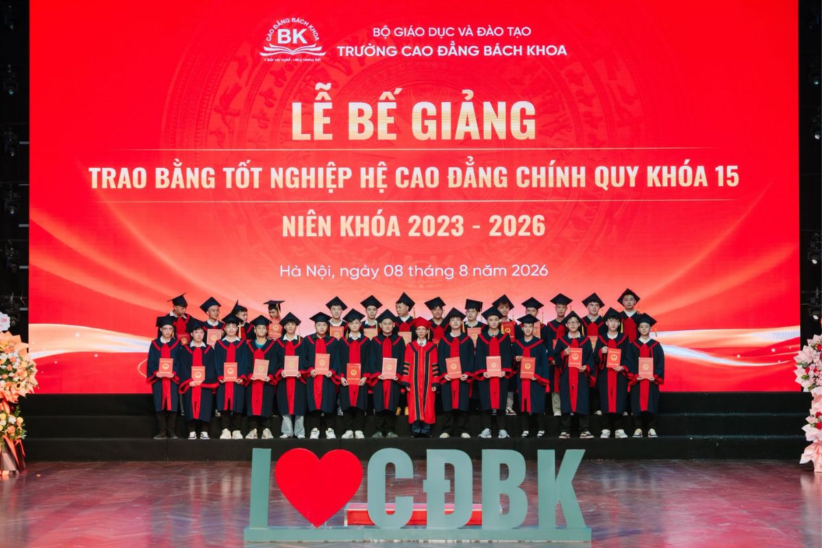 Sinh viên khóa 15 nhận bằng tốt nghiệp Sinh viên khóa 15 nhận bằng tốt nghiệp