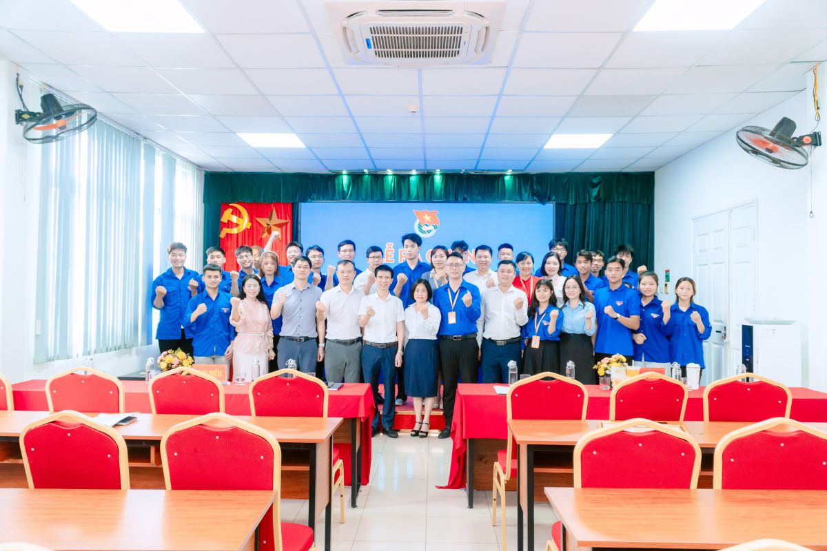 Tinh thần quyết tâm của đội tình nguyện tại lễ ra quân chương trình “Tiếp sức đến trường” Tinh thần quyết tâm của đội tình nguyện tại lễ ra quân chương trình “Tiếp sức đến trường”