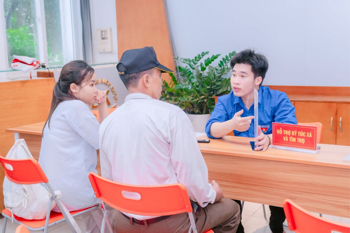Sinh viên Bùi Xuân Phúc - CNOT K16 tình nguyện nhiệt tình hỗ trợ tân sinh viên và phụ huynh tìm chỗ ở Sinh viên Bùi Xuân Phúc - CNOT K16 tình nguyện nhiệt tình hỗ trợ tân sinh viên và phụ huynh tìm chỗ ở