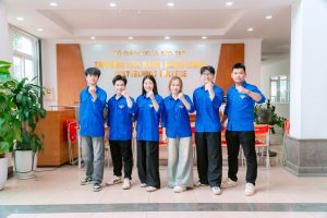 Hình ảnh đội sinh viên tình nguyện Trường Cao đẳng Bách Khoa
