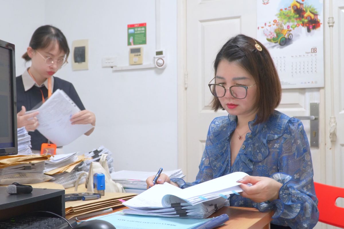 Cán bộ Phòng Khảo thí thực hiện công tác quản lý hồ sơ, tài liệu phục vụ kiểm tra, thi cử Cán bộ Phòng Khảo thí thực hiện công tác quản lý hồ sơ, tài liệu phục vụ kiểm tra, thi cử