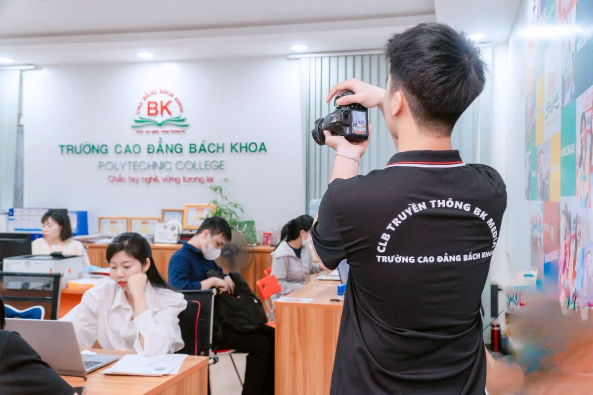 Thành viên CLB BK Media quay chụp tư liệu truyền thông tại các phòng, ban của nhà trường