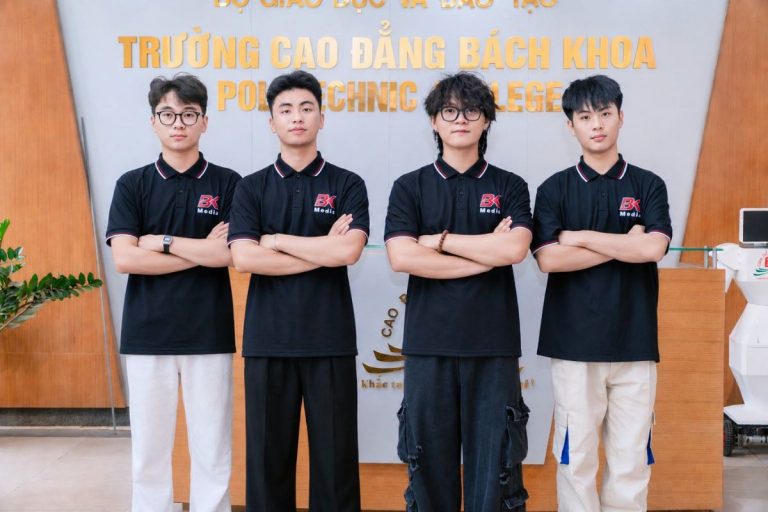 Một số thành viên CLB Bách Khoa cùng lưu lại khoảnh khắc trong hành trình hoạt động tại trường 