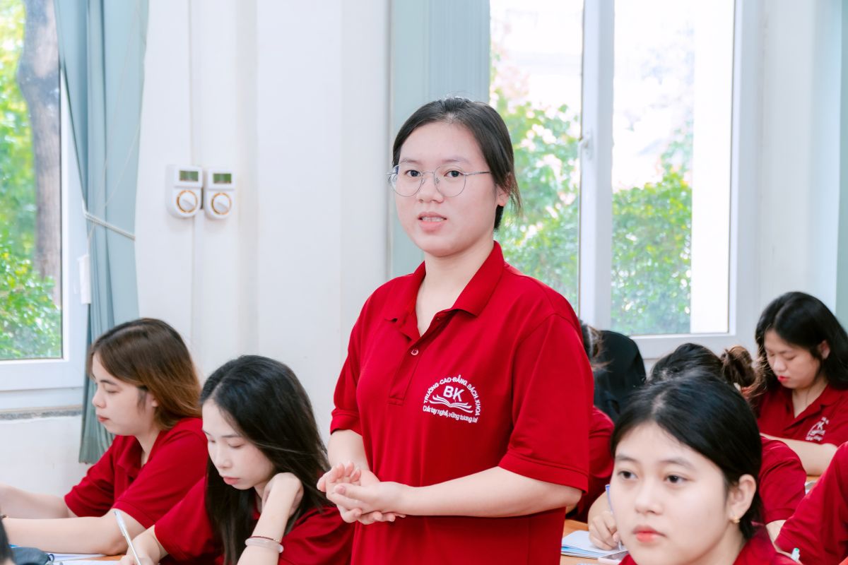 Sinh viên đưa ra quan điểm cá nhân, phân tích, phản biện vấn đề Sinh viên đưa ra quan điểm cá nhân, phân tích, phản biện vấn đề