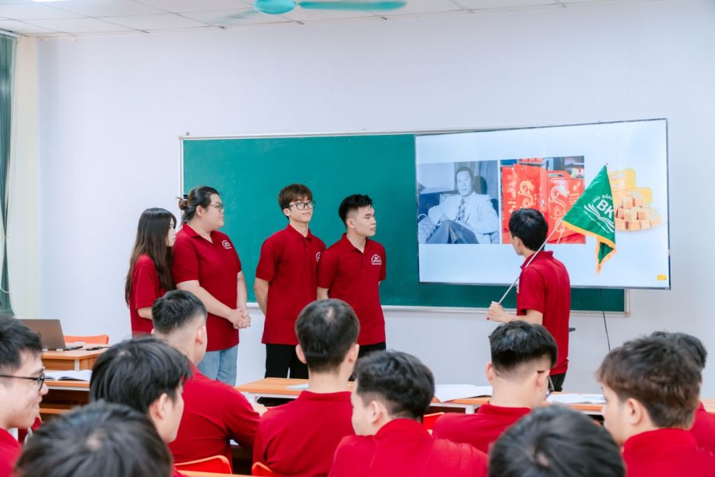 Sinh viên thực hành thuyết minh về nhân vật nổi tiếng và đặc sản tại điểm du lịch theo nhóm