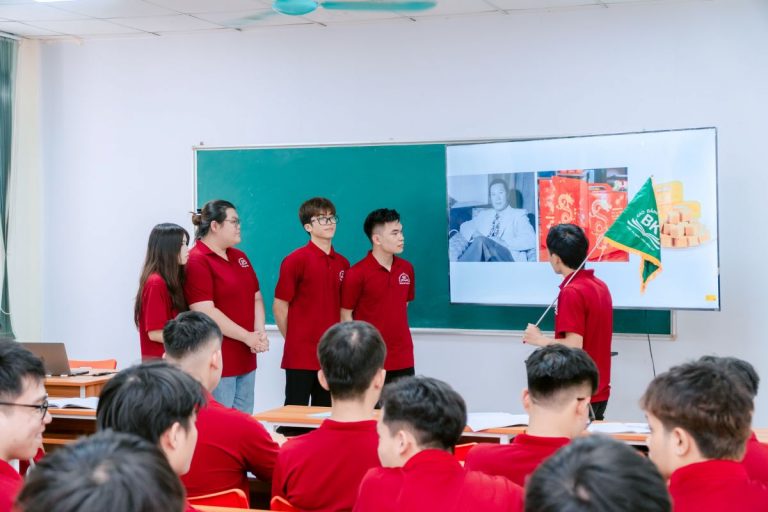 Sinh viên thực hành thuyết minh về nhân vật nổi tiếng và đặc sản tại điểm du lịch theo nhóm