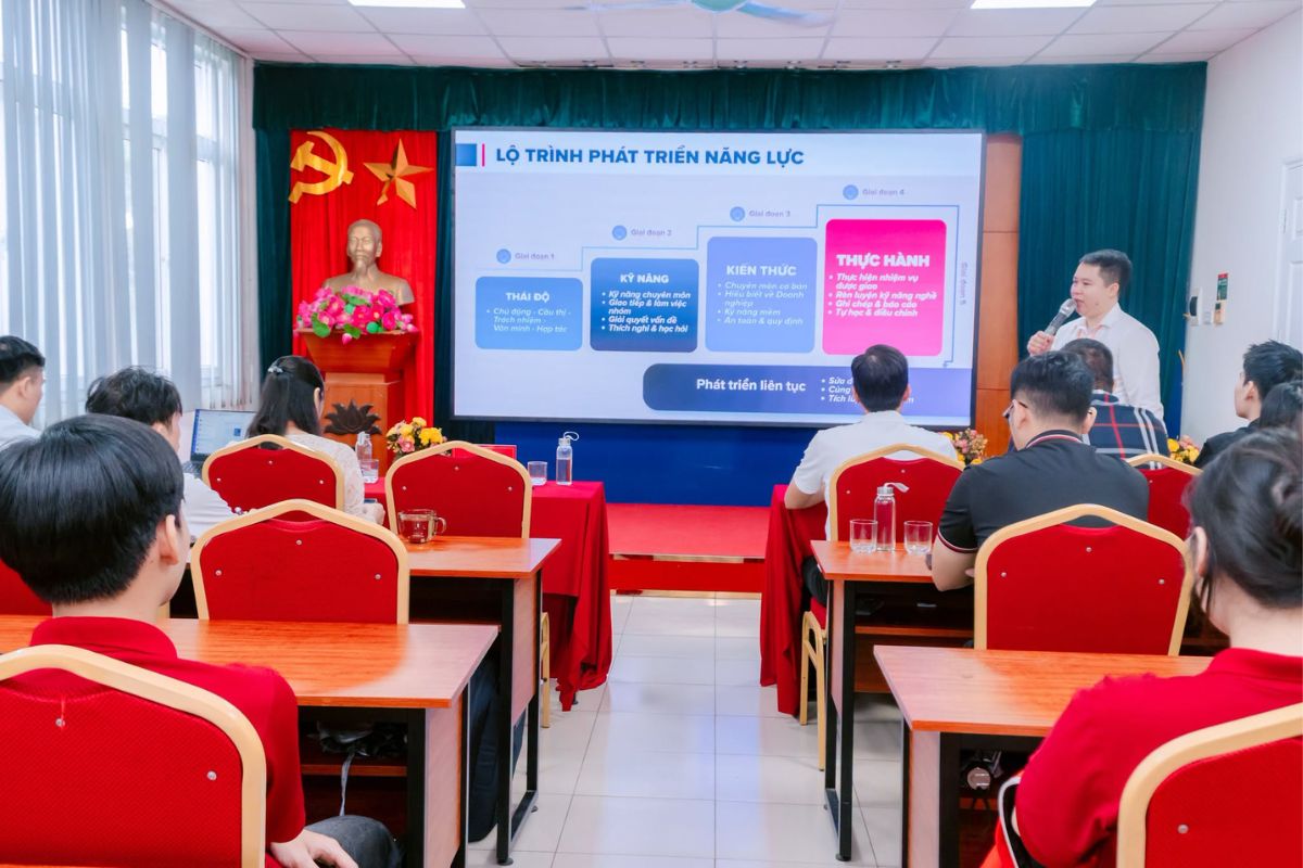 Thầy Trần Văn Trung -  Trưởng phòng Hỗ trợ doanh nghiệp và khởi nghiệp đại diện Trường Cao đẳng Bách Khoa chia sẻ về lộ trình phát triển năng lực tại doanh nghiệp