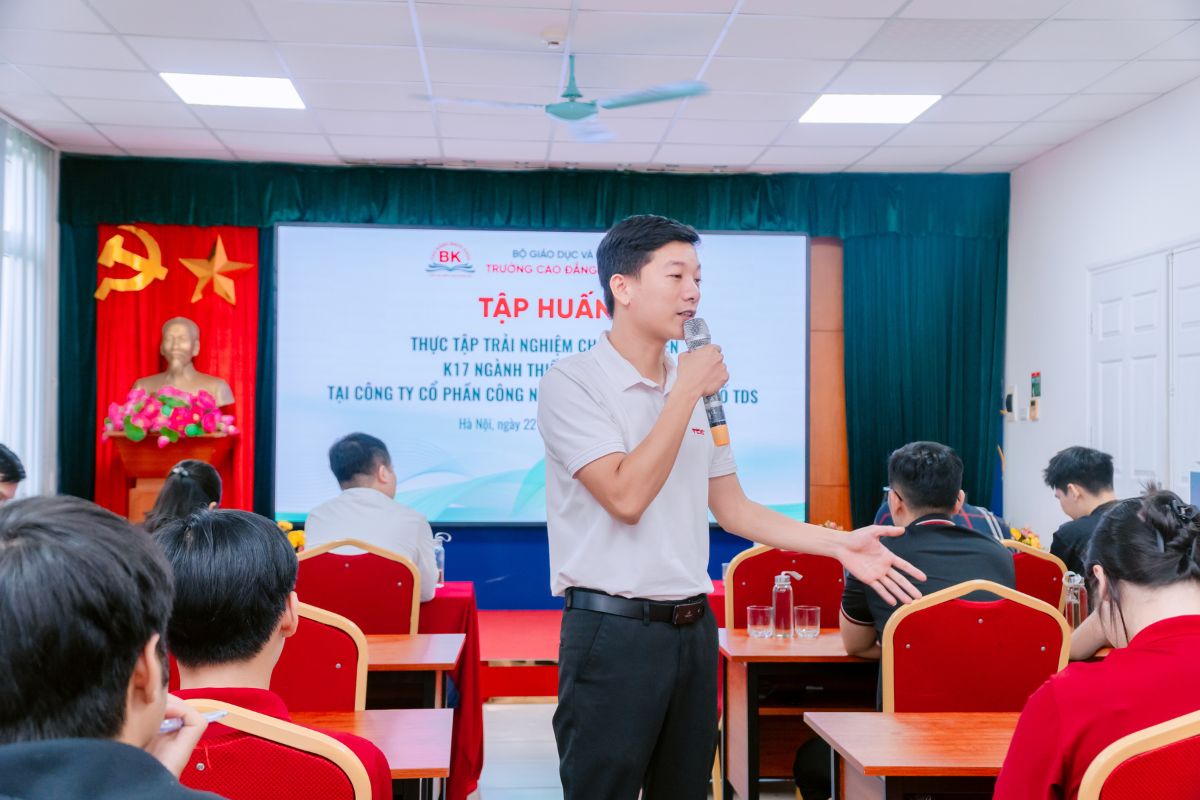 Ông Lê Văn Tài - Giám đốc Trung tâm Thu hút & Phát triển nguồn nhân lực Đại diện Công ty Cổ phần Công nghệ và Dịch vụ Dữ liệu số TDS chia sẻ các kỹ năng, kiến thức cần thiết khi bước vào môi trường doanh nghiệp 