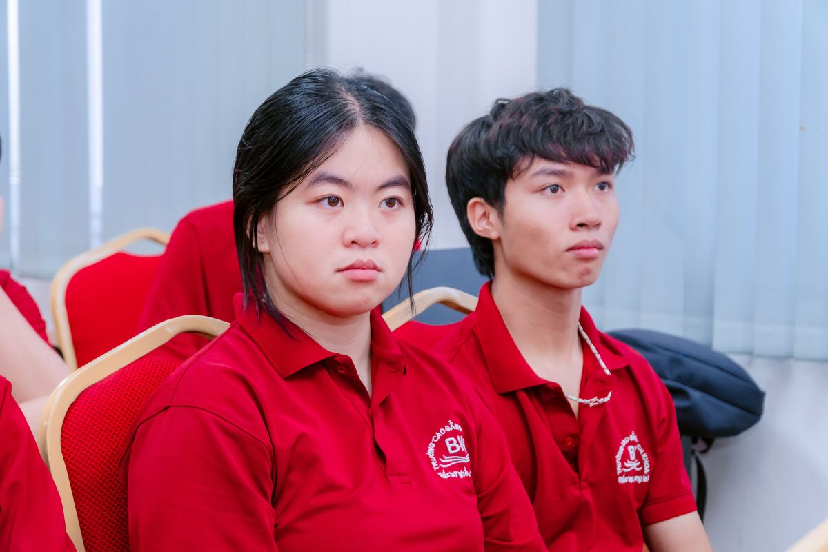 Sinh viên lắng nghe chia sẻ từ các thầy cô và đại diện doanh nghiệp